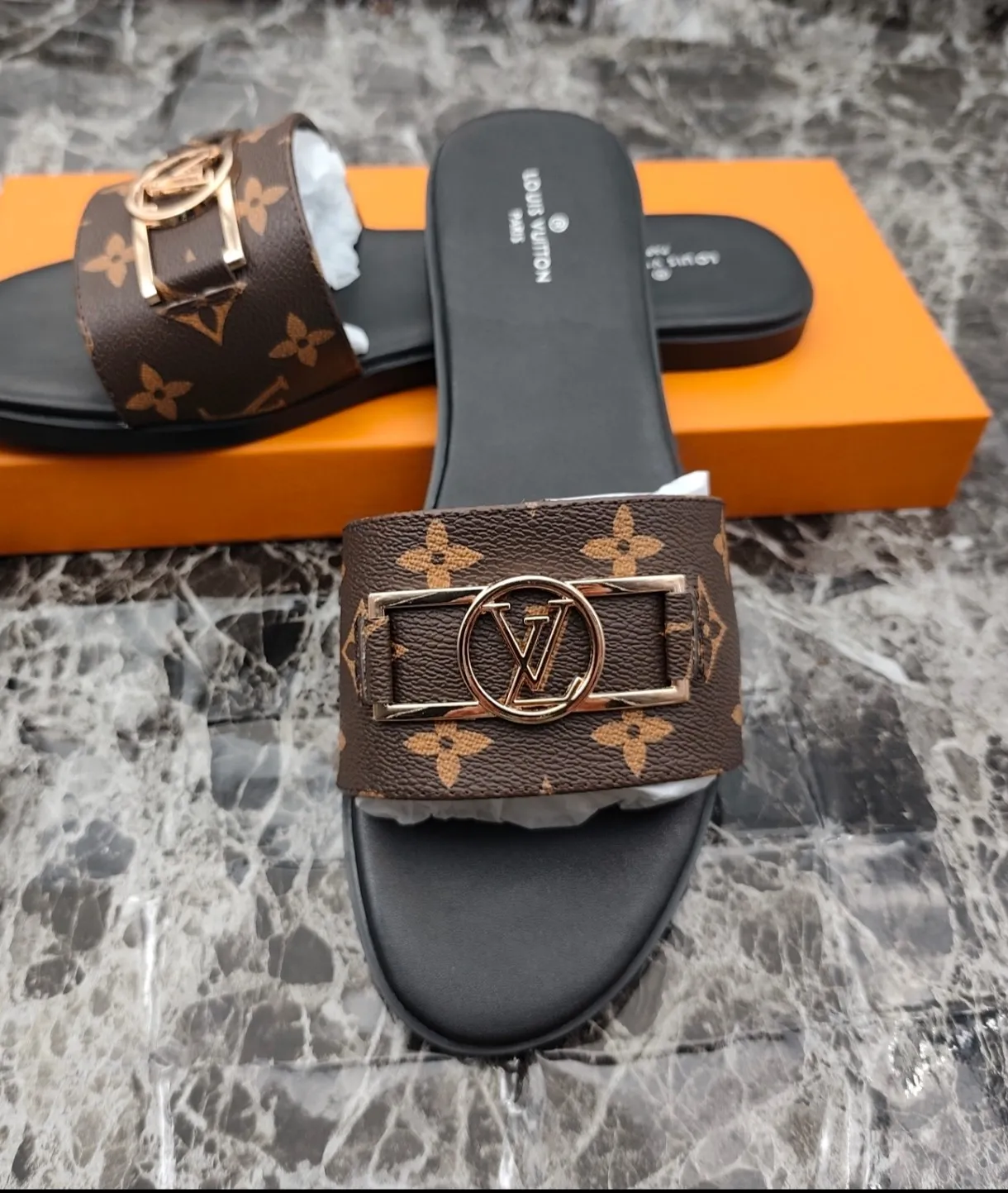 👟👟Ex-factory price 280👟👟 (available all year round) $❥V’s latest popular special material lock it series lock mop, super heavy industry launches! The golden lock on the toe is engraved with the LV letters logo 🔸Number of sizes 34-42) Welcome new and old customers to place orders in the picture above.